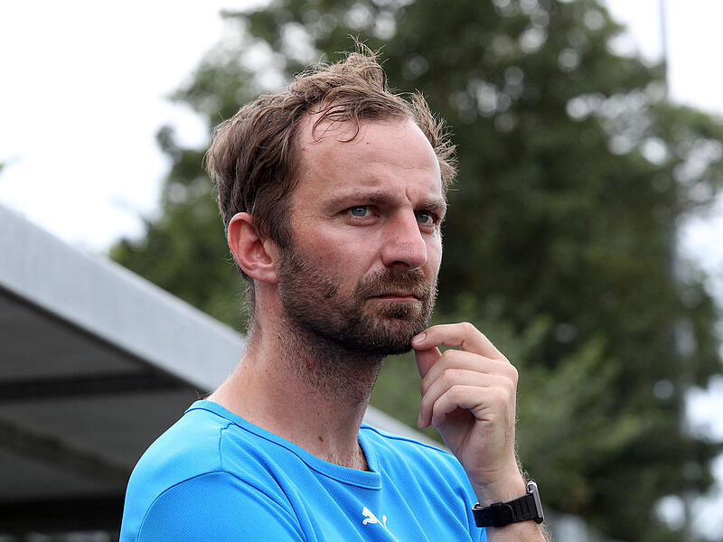Nachdenklich: Der Rattelsdorfer Trainer Tommy Gr&uuml;nert hatte in der Hinrunde nicht die leichteste Aufgabe.