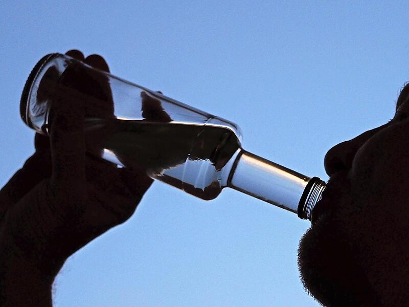 Ein Schluck aus der Pulle Schnaps: Die Aktionswoche weist auf die Gefahren des Alkoholkonsums hin.