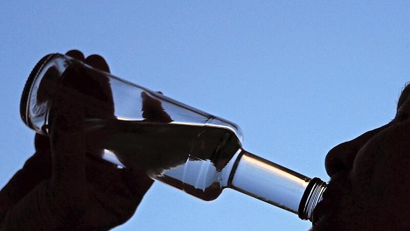 Ein Schluck aus der Pulle Schnaps: Die Aktionswoche weist auf die Gefahren des Alkoholkonsums hin. Ein Schluck aus der Pulle Schnaps: Die Aktionswoche weist auf die Gefahren des Alkoholkonsums hin.