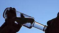 Ein Schluck aus der Pulle Schnaps: Die Aktionswoche weist auf die Gefahren des Alkoholkonsums hin. Ein Schluck aus der Pulle Schnaps: Die Aktionswoche weist auf die Gefahren des Alkoholkonsums hin.
