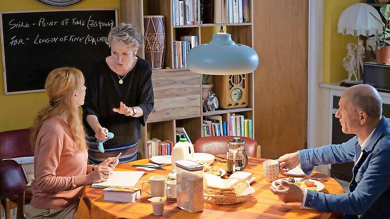 Gillian (Zweite von links) beherbergt Connie und Max.