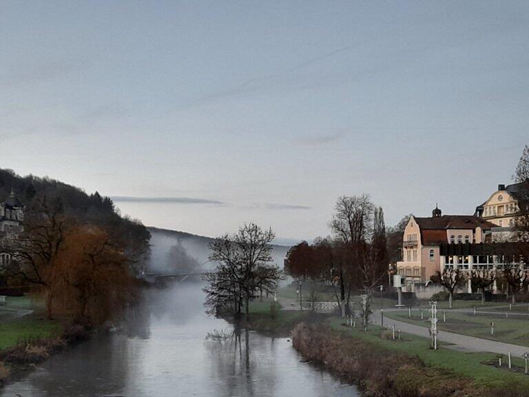 Gegen 16.30 Uhr in Bad Kissingen von der Ludwigsbr&uuml;cke aus gen Norden aufgenommen: &bdquo;Der Nebel flie&szlig;t in den Rosengarten&ldquo;, betitelt die Fotografin des Bildes ihr Werk.