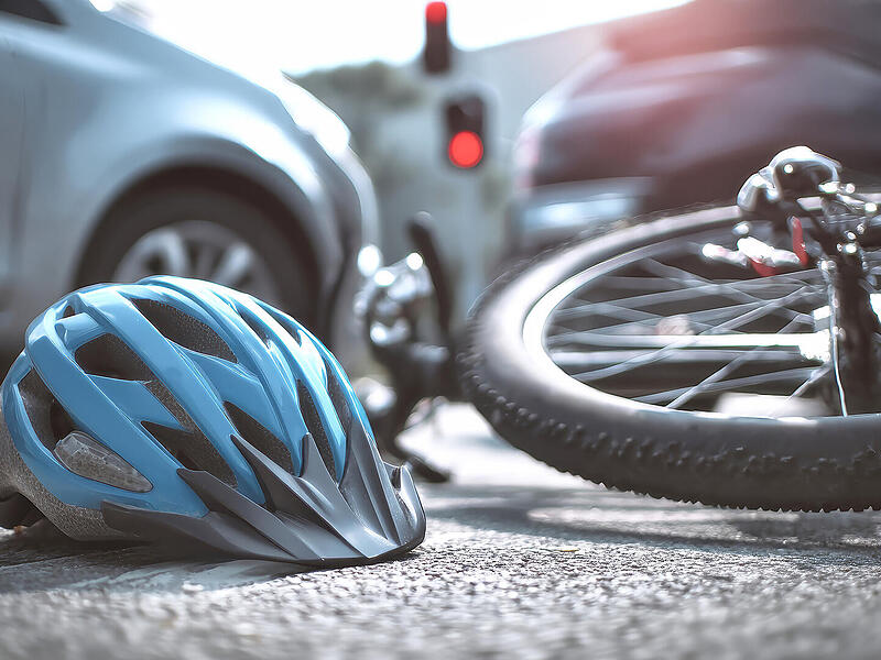 Symbolbild: Fahrrad und Auto kollidieren, Fahrradunfall, Kollision, Unfall