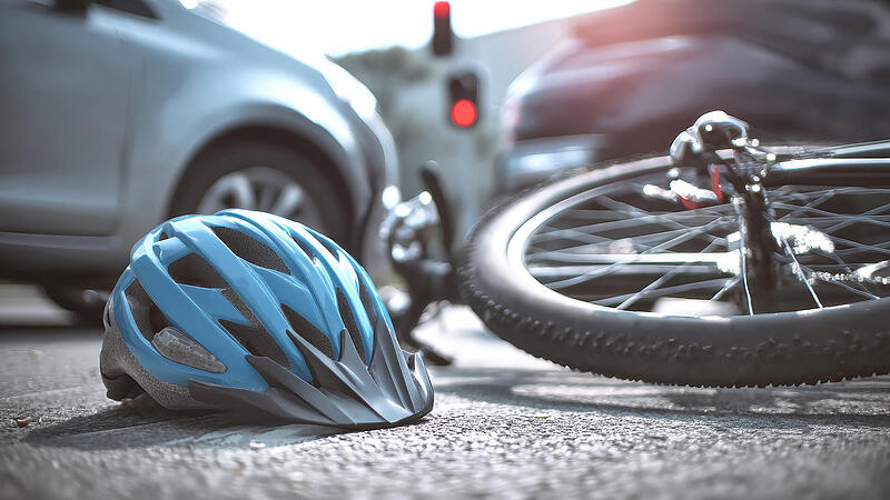 Coburg: Unbekannter verursacht Unfall und fährt einfach weiter - Radfahrer verletzt Symbolbild: Fahrrad und Auto kollidieren, Fahrradunfall, Kollision, Unfall