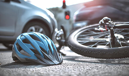 Symbolbild: Fahrrad und Auto kollidieren, Fahrradunfall, Kollision, Unfall
