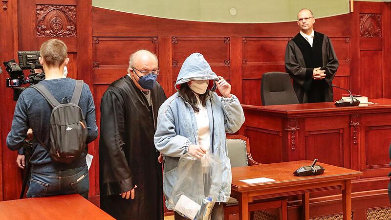 Die Tochter des get&ouml;teten Ehepaares betritt in Begleitung ihres Rechtsanwaltes Wolfgang Schwemmer den Gerichtssaal.