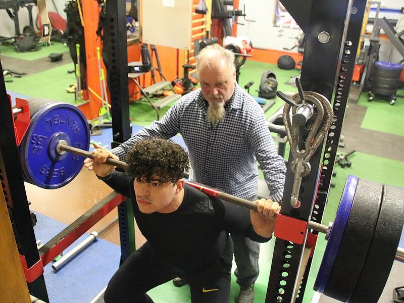 Merlin Hummel und sein Trainer Martin St&auml;ndner planen nun die Vorbereitung auf das Wettkampfjahr 2024, das den jungen Kulmbacher Hammerwerfer zu den Olympischen Spielen nach Paris bringen soll.