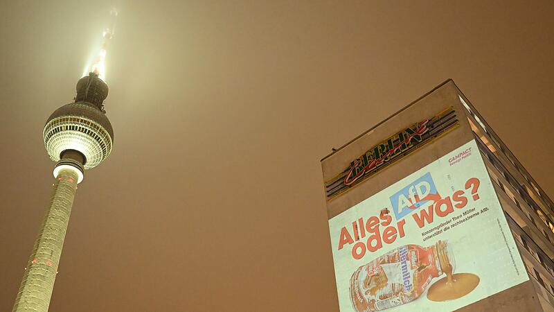 Großprojektion von Campact am Alexanderplatz Großprojektion von Campact am Alexanderplatz