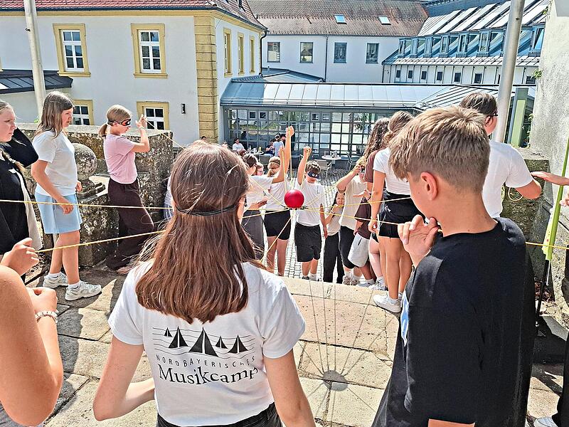 Das Tutoren-Team bei der Kooperationsaufgabe BalltransportMelanie St&uuml;tz
