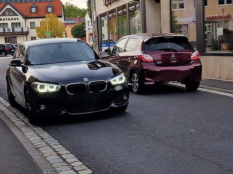 Die Verkehrssituation an der Engstelle beschäftigt viele Bürger in Burkardroth. Das Landratsamt will die Beschilderung der Ortsdurchfahrt erneut überprüfen. Die Verkehrssituation an der Engstelle beschäftigt viele Bürger in Burkardroth. Das Landratsamt will die Beschilderung der Ortsdurchfahrt erneut überprüfen.
