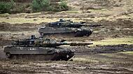 Zwei Leopard-2-Panzer: Die ukrainischen Streitkräfte haben aus Deutschland 18 moderne Kampfpanzer Leopard 2A6 für die Abwehr des russischen Angriffs auf ihr Land erhalten. Zwei Leopard-2-Panzer: Die ukrainischen Streitkräfte haben aus Deutschland 18 moderne Kampfpanzer Leopard 2A6 für die Abwehr des russischen Angriffs auf ihr Land erhalten.