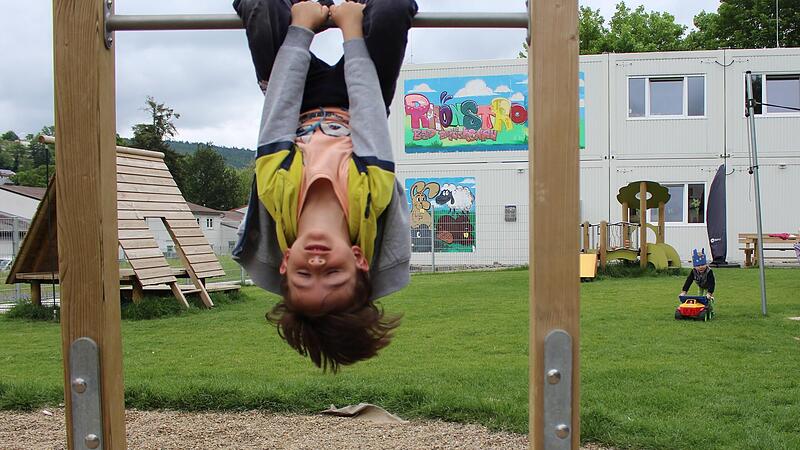 Die Kinder genie&szlig;en die neuen Spielm&ouml;glichkeiten im Kindergarten Rh&ouml;nstrolche in Bad Br&uuml;ckenau, der vor einem Jahr er&ouml;ffnete.