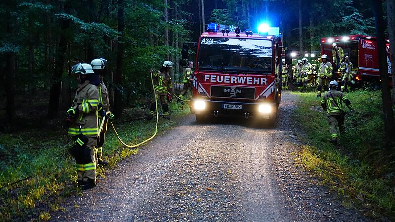 Bei der Raupentechnik bewegen sich Einsatzkräfte mit Strahlrohr und Fahrzeug abwechselnd vorwärts.Forchheim & Fränkische Schweiz