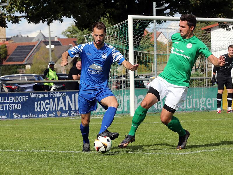 Der TSV Hirschaid und sein Spielertrainer Daniel Schäffler (l, hier gegen den SC Kemmern und Nic Görtler) finden sich mit 26 Punkten aktuell auf Rang 3 der Bezirksliga West wieder.