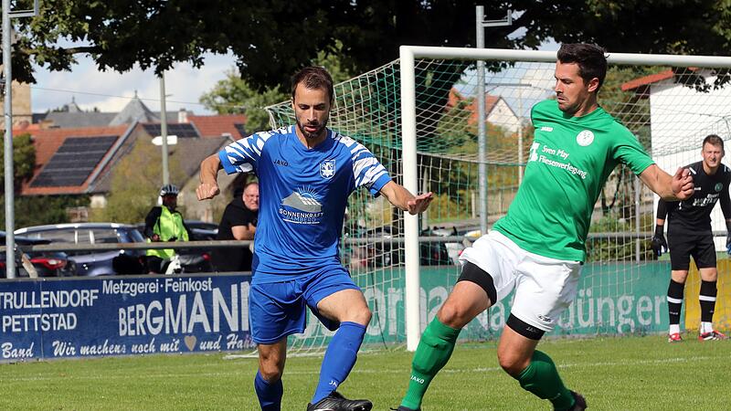 Der TSV Hirschaid und sein Spielertrainer Daniel Schäffler (l, hier gegen den SC Kemmern und Nic Görtler) finden sich mit 26 Punkten aktuell auf Rang 3 der Bezirksliga West wieder.
