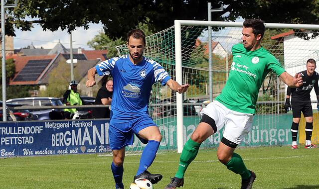 Der TSV Hirschaid und sein Spielertrainer Daniel Schäffler (l, hier gegen den SC Kemmern und Nic Görtler) finden sich mit 26 Punkten aktuell auf Rang 3 der Bezirksliga West wieder.
