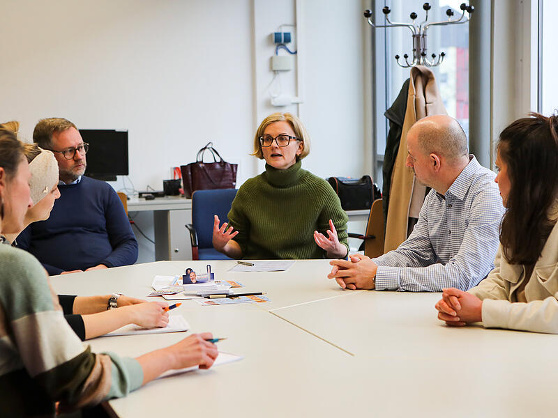 Bildungsreferentin Gabriele Kepic (Mitte rechts) befindet sich in der Pestalozzischule im Gespräch mit Schulleiter Christian Förtsch (rechts) und Eltern von der Grundschule am Heidelsteig. Bildungsreferentin Gabriele Kepic (Mitte rechts) befindet sich in der Pestalozzischule im Gespräch mit Schulleiter Christian Förtsch (rechts) und Eltern von der Grundschule am Heidelsteig.