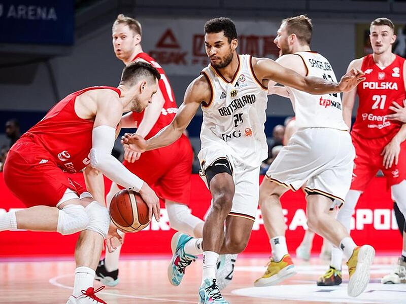 Der nach Oldenburg gewechselte Kenneth Ogbe (Mitte) trifft zum Auftaktlehrgang am 6. August in Köln seinen Bamberger Teamkollegen aus der vergangenen Saison, Christian Sengfelder (Zweiter von rechts).