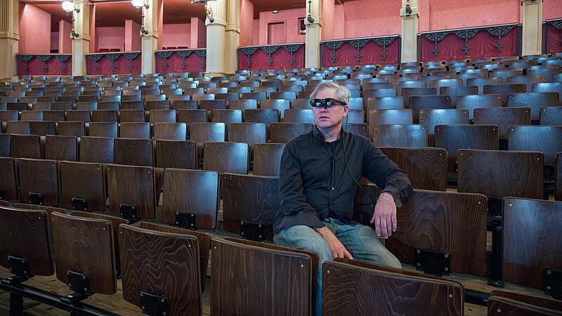 Mit seinen AR-Brüllen fügt Jay Scheib den Bayreuther Festspielen eine völlig neue Nuance bei. Mit seinen AR-Brüllen fügt Jay Scheib den Bayreuther Festspielen eine völlig neue Nuance bei.