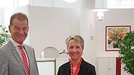 Unser Bild zeigt Vorstandsmitglied Michael Rendl und Jubilarin Petra M&uuml;ller.