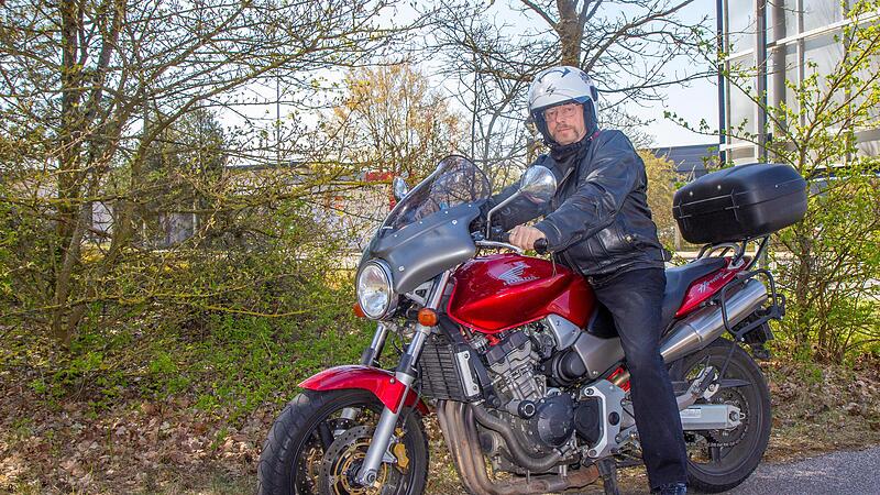 Reinhard Huttner und  seine Honda CB 900 F sind startklar. Mit dieser Alltagsmaschine unternimmt der Walsdorfer gelegentlich kleinere Touren. F&uuml;r die gro&szlig;en Ausfahrten kommt allerdings seine Tourenmaschine zum Einsatz &ndash; eine Honda VF 750 C zum Einsatz.