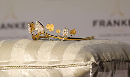 Krone der Fränkischen Weinkönigin.jpg Krone der Fränkischen Weinkönigin.jpg