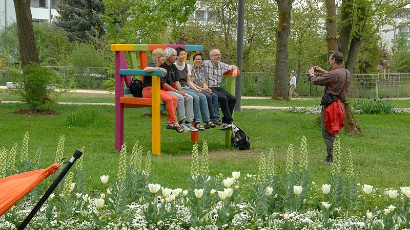 Besucher der Landesgartenschau ließen sich 2012 auf dieser Spaßbank im Erba-Park fotografieren. Besucher der Landesgartenschau ließen sich 2012 auf dieser Spaßbank im Erba-Park fotografieren.