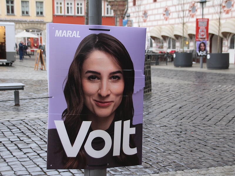 Volt-Spitzenkandidatin Maral Koohestanian lächelt rätselhaft Volt-Spitzenkandidatin Maral Koohestanian lächelt rätselhaft