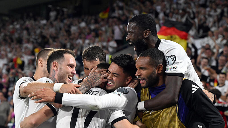 Wendepunkt nach einem genialen Streich von Bundestrainer Julian Nagelsmann: Die deutschen Spieler jubeln &uuml;ber das 3:1.