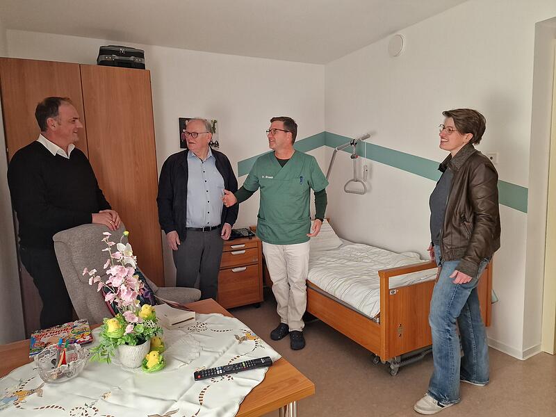 Michael Wehner, Dr. Reinhard H&ouml;hn, Dr. Christian Staab und Pflegedirektorin Juila Plinganser im Patientenzimmer der Hospiz-Wohngruppe &bdquo;Albert Schweitzer" im Seniorenheim Rh&ouml;nblick in Burkardroth.