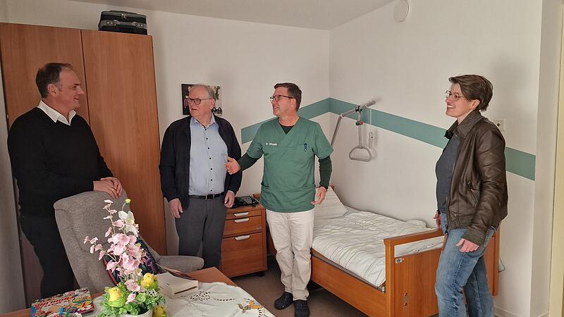 Michael Wehner, Dr. Reinhard H&ouml;hn, Dr. Christian Staab und Pflegedirektorin Juila Plinganser im Patientenzimmer der Hospiz-Wohngruppe &bdquo;Albert Schweitzer" im Seniorenheim Rh&ouml;nblick in Burkardroth.