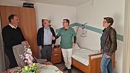 Michael Wehner, Dr. Reinhard Höhn, Dr. Christian Staab und Pflegedirektorin Juila Plinganser im Patientenzimmer der Hospiz-Wohngruppe „Albert Schweitzer" im Seniorenheim Rhönblick in Burkardroth. Michael Wehner, Dr. Reinhard Höhn, Dr. Christian Staab und Pflegedirektorin Juila Plinganser im Patientenzimmer der Hospiz-Wohngruppe „Albert Schweitzer" im Seniorenheim Rhönblick in Burkardroth.