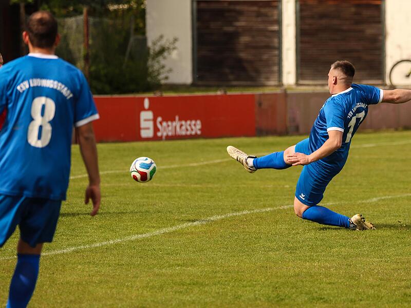 Alleine vor dem Neuseser Keeper Julian Rudolph und nur wenige Meter vor der Torlinie kommt Andre Gottschalk vom TSV Ludwigsstadt an den Ball und verwandelt gewohnt sicher. Das war der 26. Spieltag. Inzwischen hat sich der &bdquo;Ludschter&ldquo; St&uuml;rmer die T...