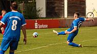 Alleine vor dem Neuseser Keeper Julian Rudolph und nur wenige Meter vor der Torlinie kommt Andre Gottschalk vom TSV Ludwigsstadt an den Ball und verwandelt gewohnt sicher. Das war der 26. Spieltag. Inzwischen hat sich der &bdquo;Ludschter&ldquo; St&uuml;rmer die T...