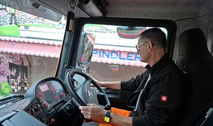 Thomas Engelhardt kehrt seit rund 30 Jahren die Hofwiese.