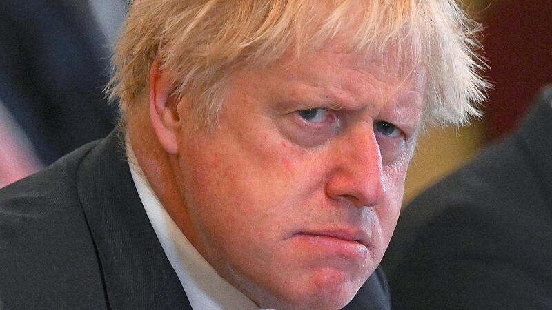 Der Druck auf Boris Johnson steigt weiter, nachdem jetzt ein neues Partybild von ihm veröffentlicht wurde. Der Druck auf Boris Johnson steigt weiter, nachdem jetzt ein neues Partybild von ihm veröffentlicht wurde.
