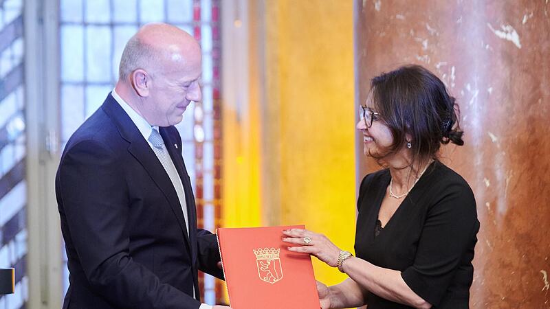 Kai Wegner (links,CDU) ernennt Felor Badenberg (parteilos) zur Senatorin f&uuml;r Justiz und Verbraucherschutz.
