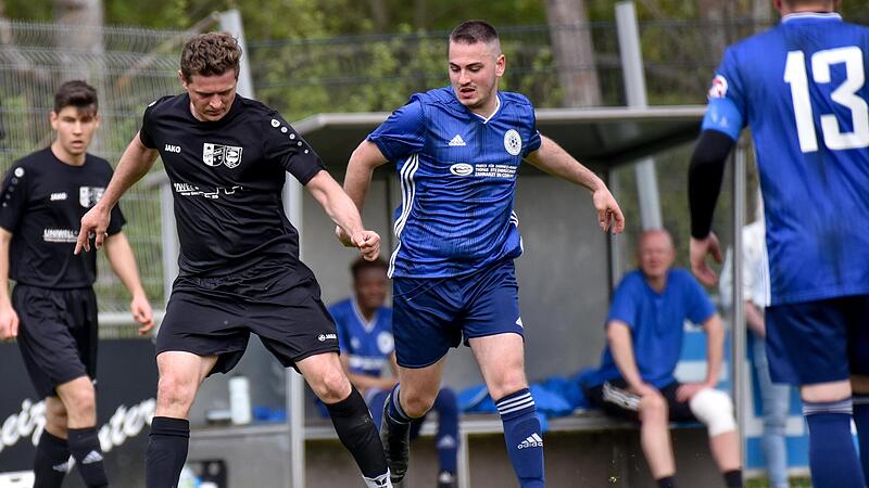 Dem FC Fortuna Neuses (blaue Trikots) gelang im Sommer der Aufstieg in die Kreisklasse 1 Coburg.
