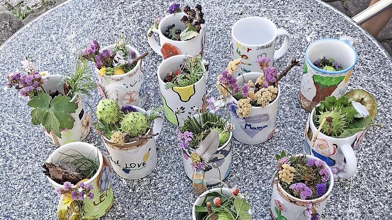 Tassen wurden von den Kindern kreativ bemalt und dann fantasievoll dekoriert.