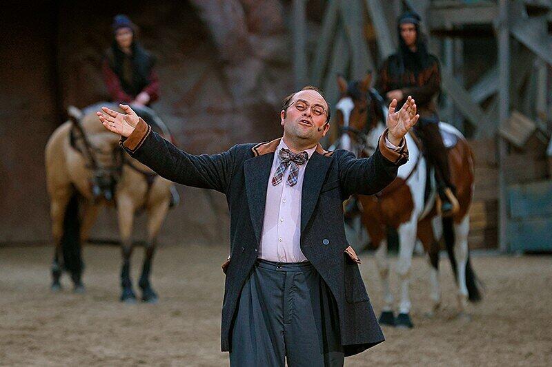 Der Bamberger Patrick L. Schmitz (vorne) spielt bei den Festspielen in Bad Segeberg im &ldquo;&Ouml;lprinzen&ldquo;.