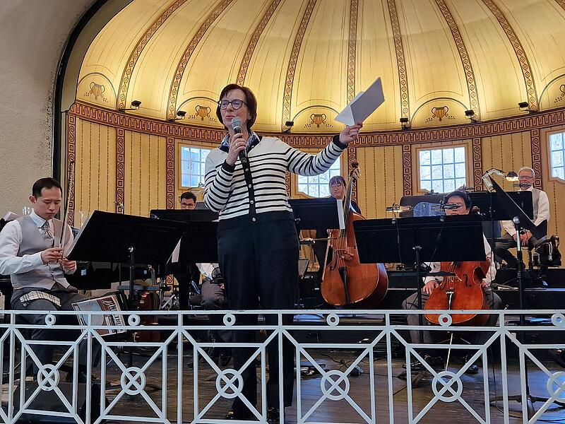 Pfarrerin Jacqueline Barraud-Volk spricht in der Wandelhalle den geistlichen Impuls vor dem Kurkonzert der Staatsbad Philharmonie Kissingen. Pfarrerin Jacqueline Barraud-Volk spricht in der Wandelhalle den geistlichen Impuls vor dem Kurkonzert der Staatsbad Philharmonie Kissingen.