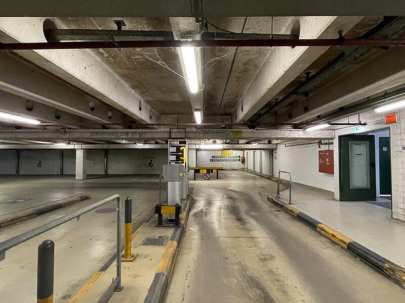 Theaterparkhaus Bad Kissingen Bei der Einfahrt ins Parkhaus geht es beengt zu.