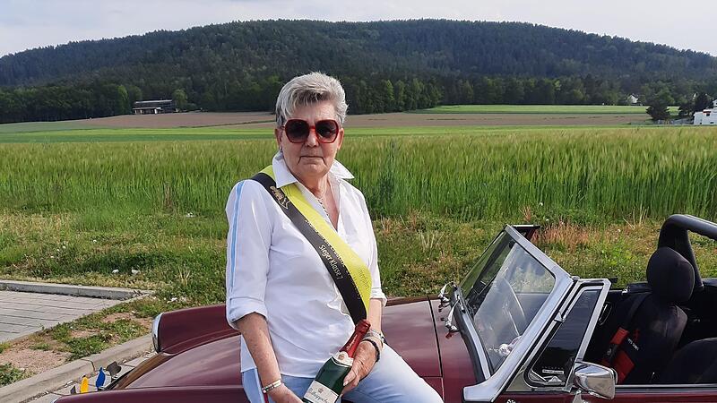Annemarie Heinlein freut sich über den Erfolg mit ihrem MG Midget 1500 Baujahr 1974 .