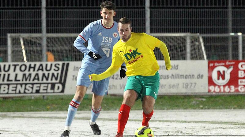 Marc Eckstein nimmt den Ball an, dahinter steht der Röllbacher Tim Thorwart. Marc Eckstein nimmt den Ball an, dahinter steht der Röllbacher Tim Thorwart.