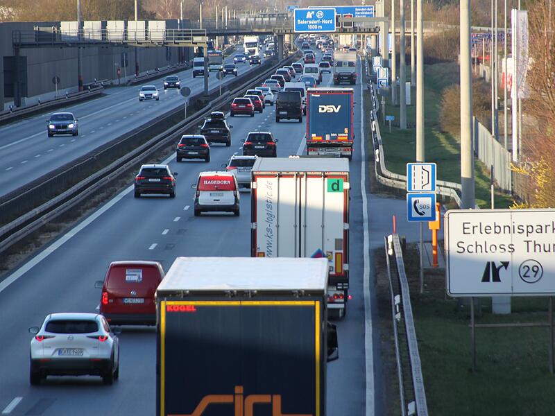 Feierabendverkehr auf der A73 bei Baiersdorf. Tausende Pendler sind jeden Tag hier unterwegs.