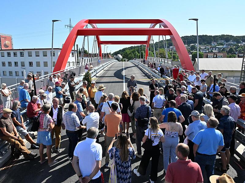Feierstimmung auf der neuen Piastenbrücke.Forchheim & Fränkische Schweiz