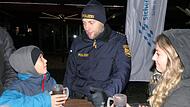 Der 13-jährige Diego (links) interessiert sich sehr für eine Berufslaufbahn bei der Polizei. Zusammen mit seiner Mama Lisa Richter (rechts) informierte er sich darüber bei Polizeikommissar Patrick Ruß (Mitte).