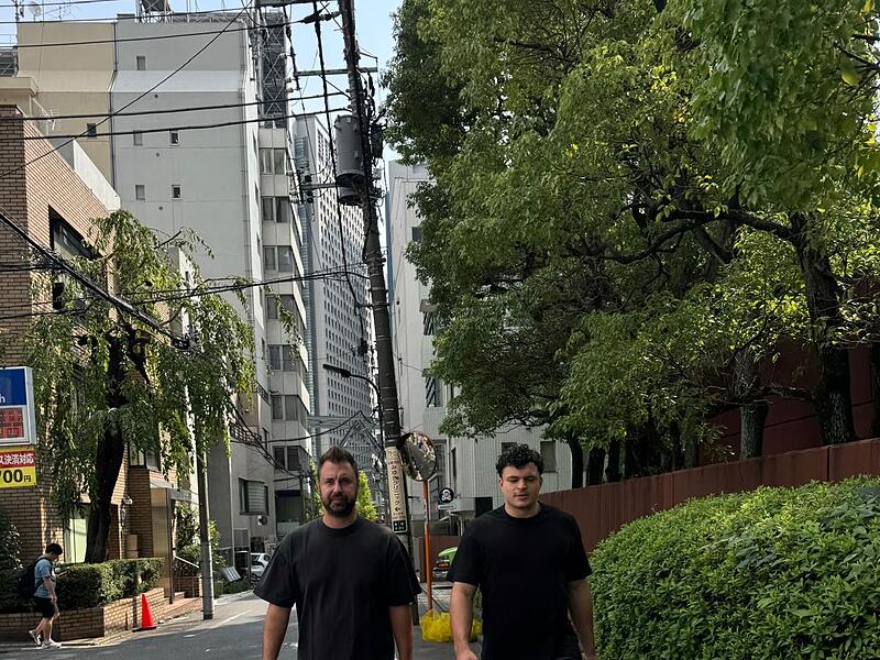 Merlin Hummel schlendert mit seinem Physiotherapeuten Fares Day durch Tokio.