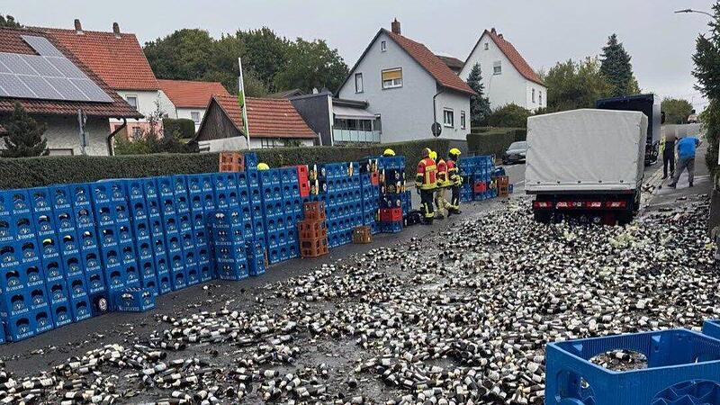 Bier-Tragödie im Kreis Coburg: Zahlreiche Kästen bei Unfall zerstört Bier-Tragödie im Kreis Coburg: Zahlreiche Kästen bei Unfall zerstört