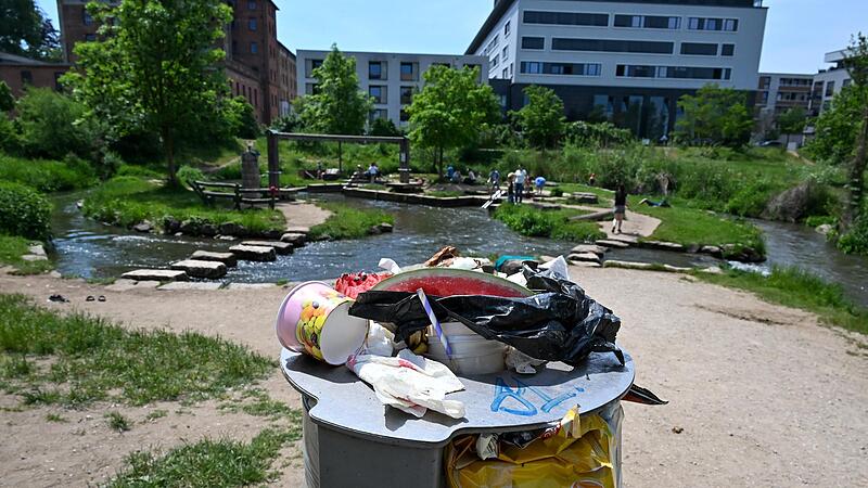 Nicht nur auf der Erba-Insel stapelt sich Verpackungsmüll. Die Stadt Bamberg will nun eine Steuer auf Einweg-Hüllen nach Tübinger Vorbild erheben.